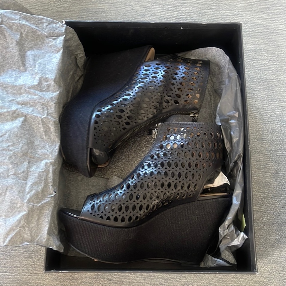 House of Harlow wedges black leather
